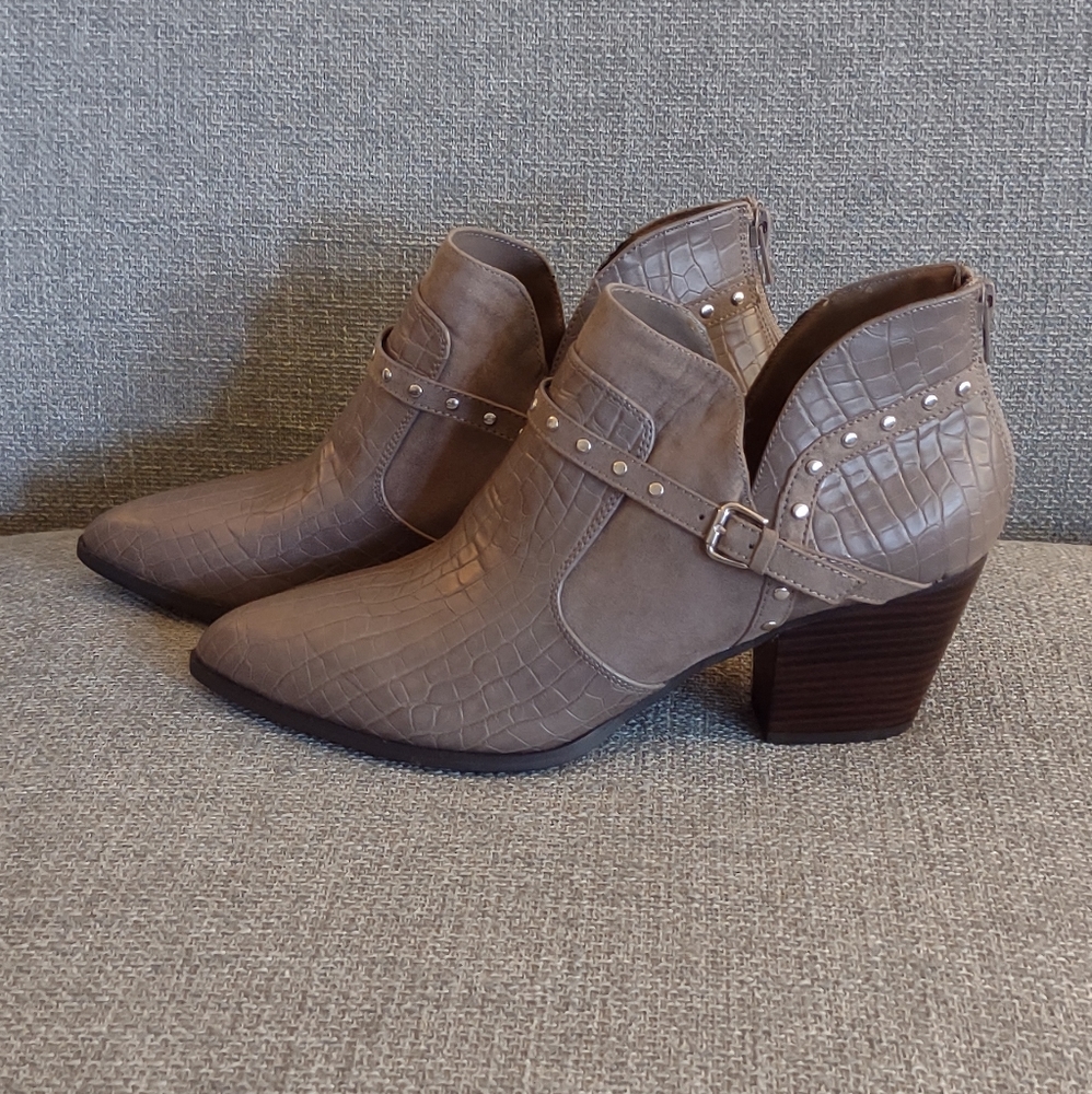 Make an offer*BellaVita bootie(10M)